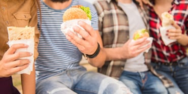 ¿Cuáles son las causas del consumo de comida chatarra?